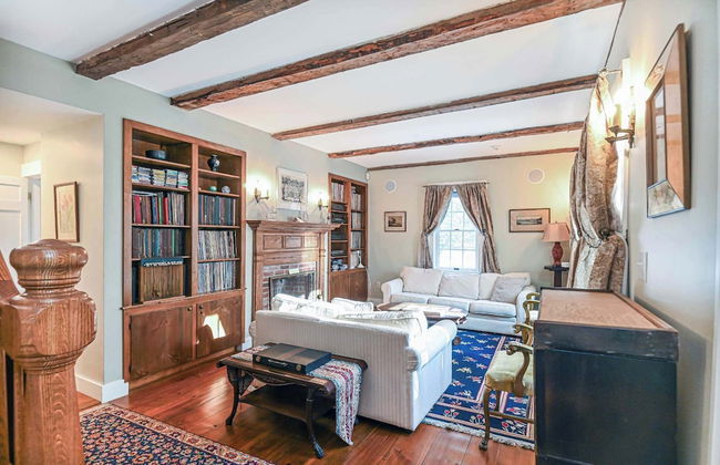 4 BDR w/ Private Hot Tub, Backyard and Deck! - Foto 17