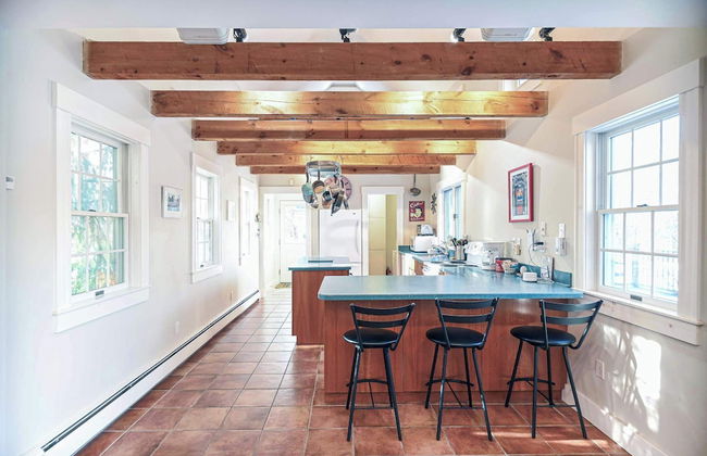 4 BDR w/ Private Hot Tub, Backyard and Deck! - Foto 11