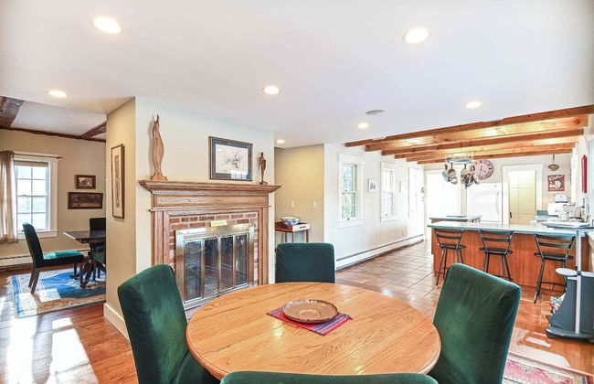 4 BDR w/ Private Hot Tub, Backyard and Deck! - Foto 22