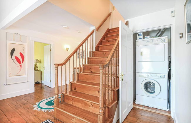 4 BDR w/ Private Hot Tub, Backyard and Deck! - Foto 26