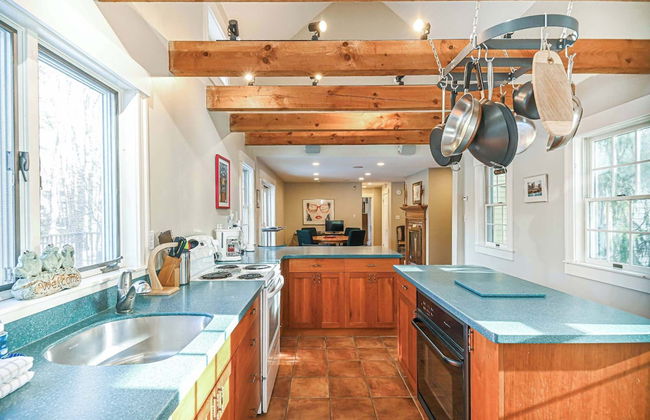 4 BDR w/ Private Hot Tub, Backyard and Deck! - Foto 12