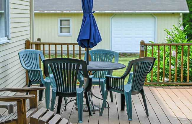 4 BDR w/ Private Hot Tub, Backyard and Deck! - Foto 35