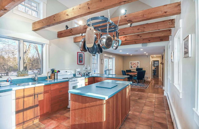 4 BDR w/ Private Hot Tub, Backyard and Deck! - Foto 14
