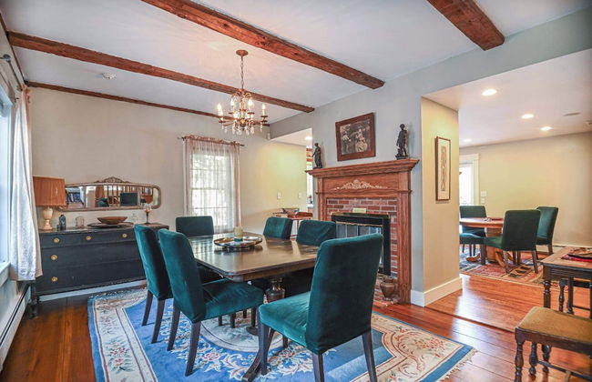 4 BDR w/ Private Hot Tub, Backyard and Deck! - Foto 23