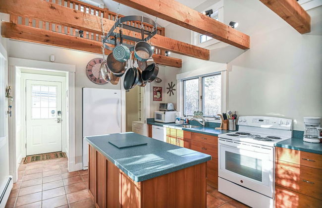 4 BDR w/ Private Hot Tub, Backyard and Deck! - Foto 13