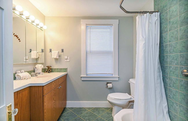 4 BDR w/ Private Hot Tub, Backyard and Deck! - Foto 19