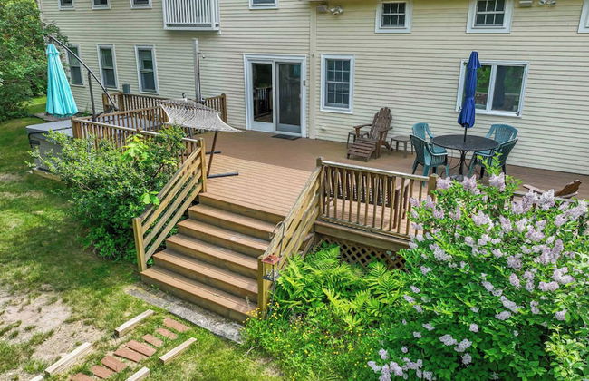 4 BDR w/ Private Hot Tub, Backyard and Deck! - Foto 33