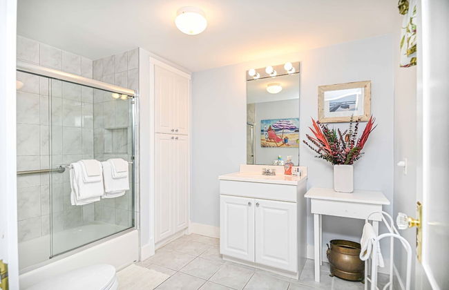 4 BDR w/ Private Hot Tub, Backyard and Deck! - Foto 18