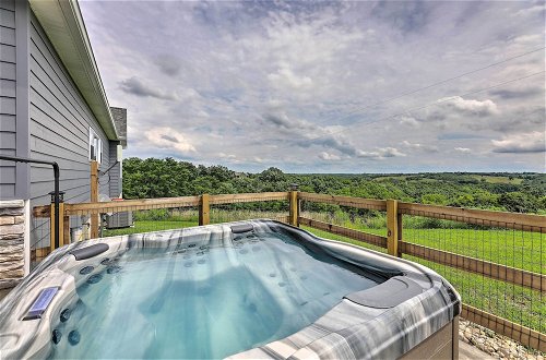 Foto 5 - Chic Williamstown Retreat With Pool & Hot Tub