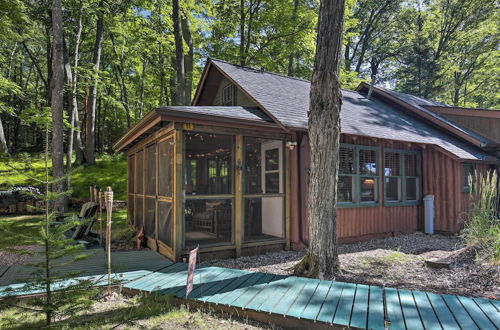 Foto 23 - Quaint & Cozy Lake Cabin w/ Dock & Beach Access