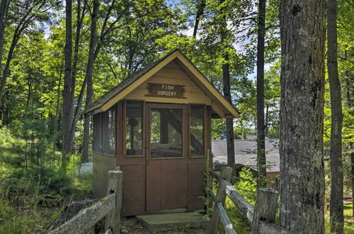 Foto 19 - Quaint & Cozy Lake Cabin w/ Dock & Beach Access