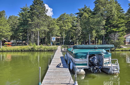 Foto 26 - Quaint & Cozy Lake Cabin w/ Dock & Beach Access