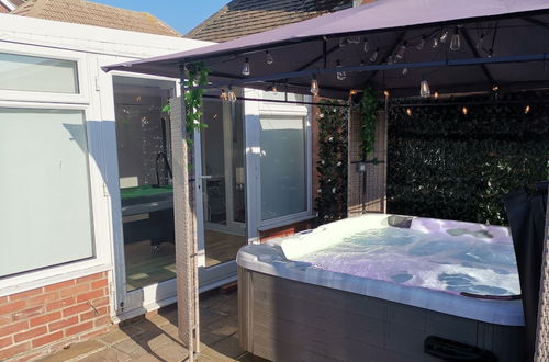 Foto 22 - Charming 4-bed Cottage in Hayling Island - Hot Tub