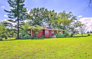 Foto 3 - Charming Farm Cottage w/ Fire Pit + Grill