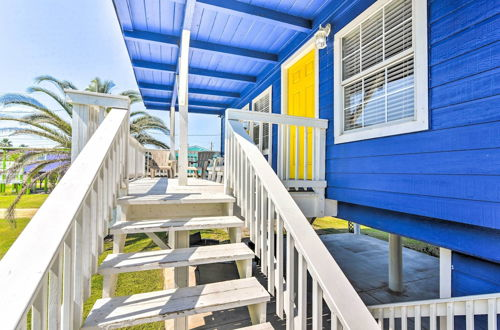 Photo 10 - Vibrant Freeport Home: Walk to Sunny Beaches