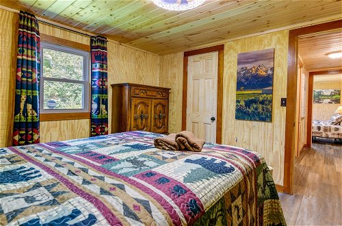 Foto 5 - Rustic Cosby Cabin w/ Furnished Deck & Yard