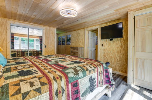 Foto 11 - Rustic Cosby Cabin w/ Furnished Deck & Yard