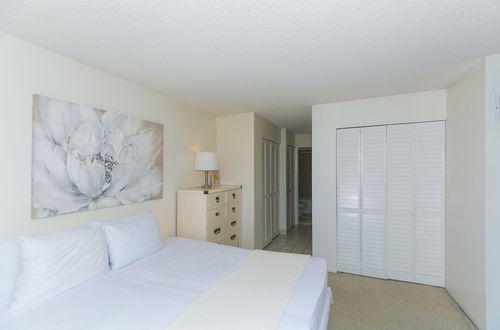 Photo 7 - Discovery Bay One Bedroom Condos with Kitchen & Free Wifi