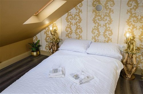 Foto 12 - Luxury Versace 4 Bed Duplex, Hottub, Cinema, Skytv