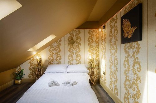 Foto 6 - Luxury Versace 4 Bed Duplex, Hottub, Cinema, Skytv