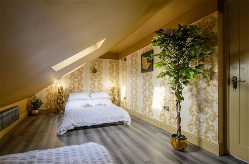 Photo 5 - Luxury Versace 4 Bed Duplex, Hottub, Cinema, Skytv