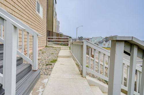 Photo 5 - Efficiently Equipped Pacifica Apt - 1 Mi to Beach