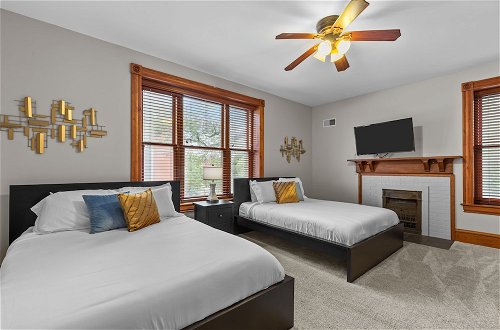 Photo 9 - Opulent 5-bedroom Soulard Home - JZ Vacation Rentals