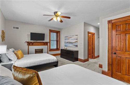 Photo 6 - Opulent 5-bedroom Soulard Home - JZ Vacation Rentals