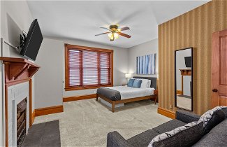 Photo 2 - Opulent 5-bedroom Soulard Home - JZ Vacation Rentals
