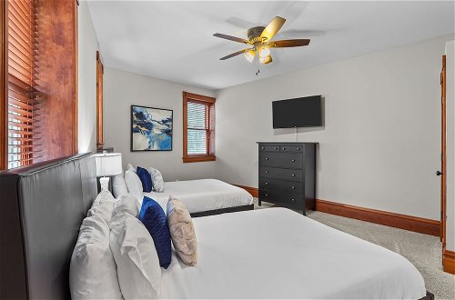 Photo 5 - Opulent 5-bedroom Soulard Home - JZ Vacation Rentals
