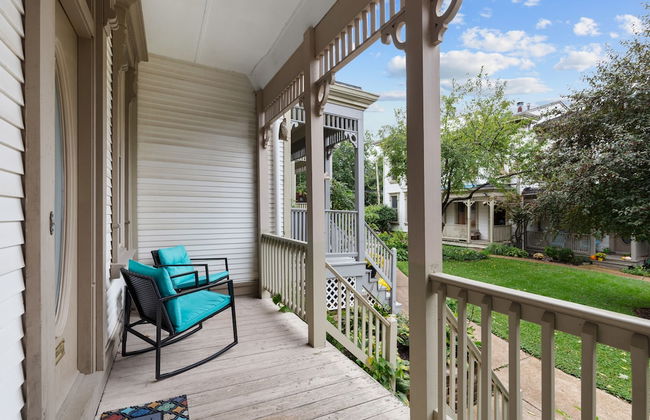 Welcoming Lafayette Square Home - JZ Vacation Rentals - Photo 21