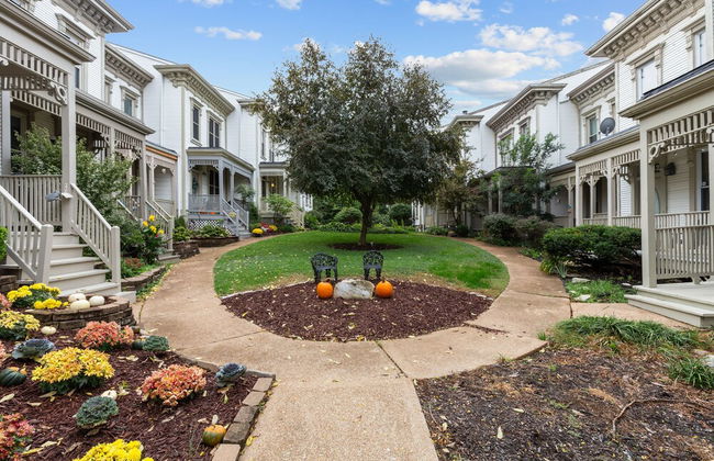 Welcoming Lafayette Square Home - JZ Vacation Rentals - Photo 20