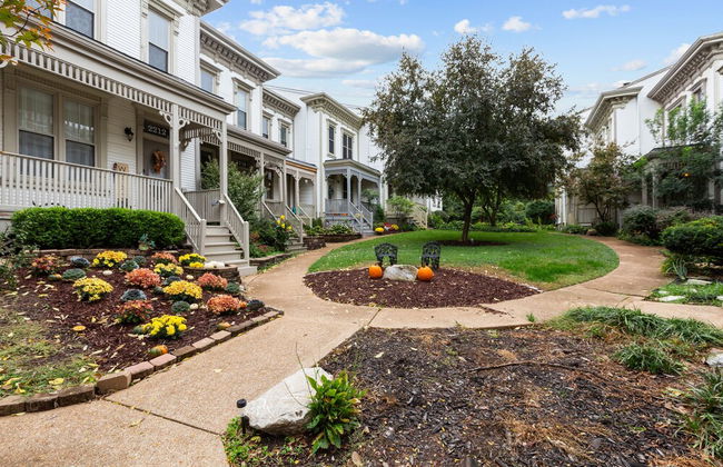 Welcoming Lafayette Square Home - JZ Vacation Rentals - Photo 19