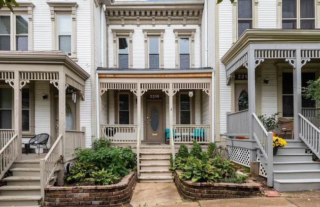 Welcoming Lafayette Square Home - JZ Vacation Rentals - Photo 22