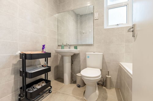 Photo 13 - Cozy 3-bedroom Flat in Willesden Green London