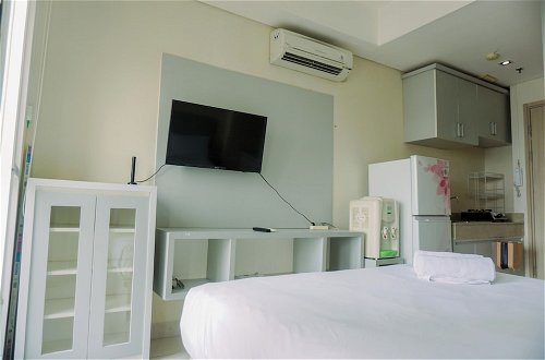 Photo 3 - Cozy Stay Studio Apartment At Elpis Residence