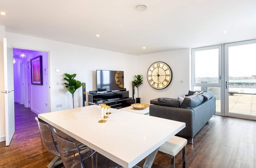 Photo 16 - Stunning Brentford Penthouse