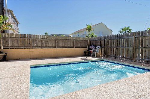 Foto 18 - Quiet Townhome Close to Beach With Private Pool