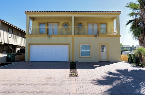 Foto 43 - Quiet Townhome Close to Beach With Private Pool