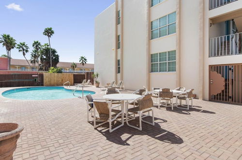 Photo 15 - Modern Retreat, Block to Beach w Pool & Balcony