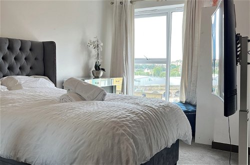 Photo 2 - Stunning 1-bed Apartment in Dartford