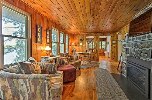 Foto 15 - Cozy Lakefront Cabin w/ Indoor Gas Fireplace