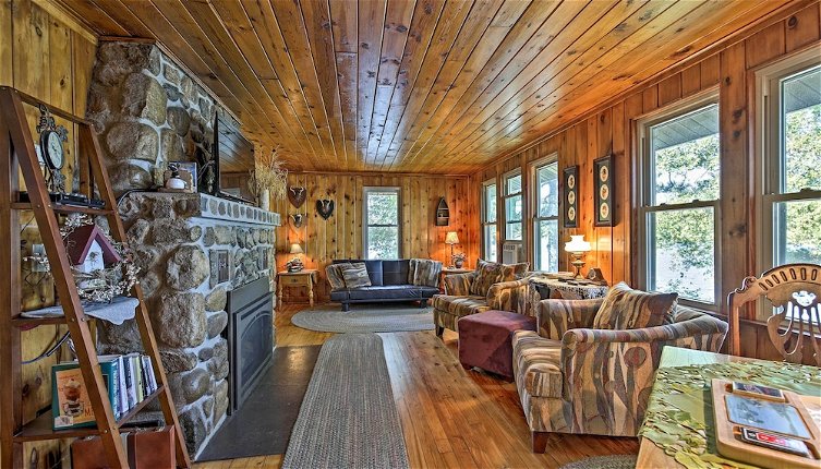 Foto 1 - Cozy Lakefront Cabin w/ Indoor Gas Fireplace