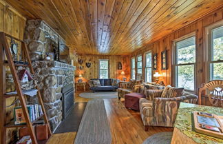 Foto 1 - Cozy Lakefront Cabin w/ Indoor Gas Fireplace