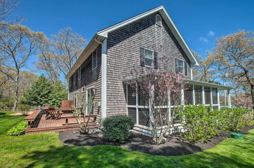 Foto 3 - Traditional Martha's Vineyard Home w/ Porch & Yard