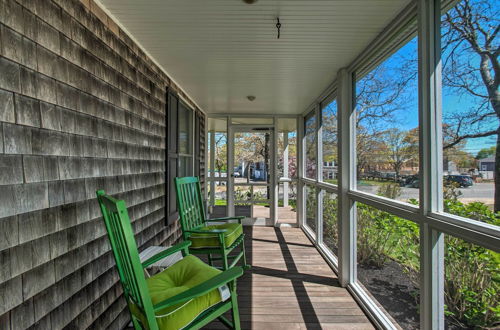 Foto 25 - Traditional Martha's Vineyard Home w/ Porch & Yard