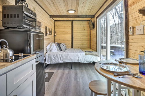 Foto 4 - Tiny Home w/ Hot Tub By Mohican State Park