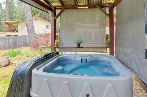 Foto 17 - Pollock Pines Cabin Retreat w/ Hot Tub + Deck