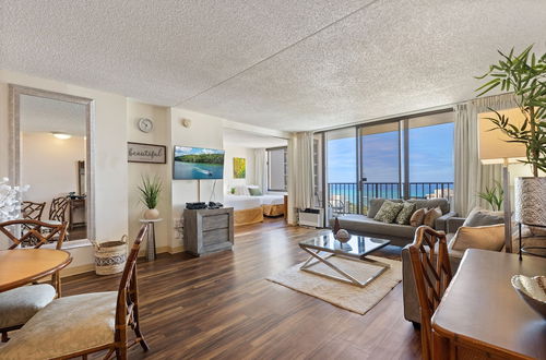 Foto 1 - Beautifully Renovated 32nd Floor Deluxe Ocean View Waikiki Condo by Koko Resort Vacation Rentals