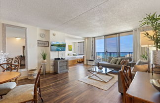 Foto 1 - Beautifully Renovated 32nd Floor Deluxe Ocean View Waikiki Condo by Koko Resort Vacation Rentals